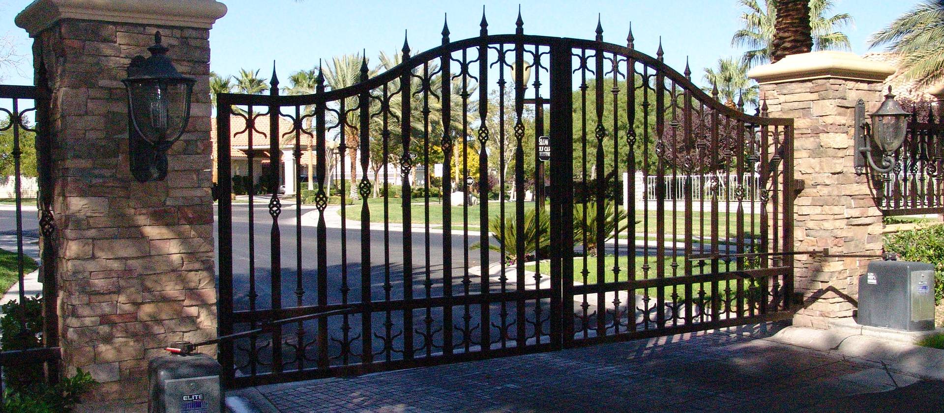An Closed iron gate